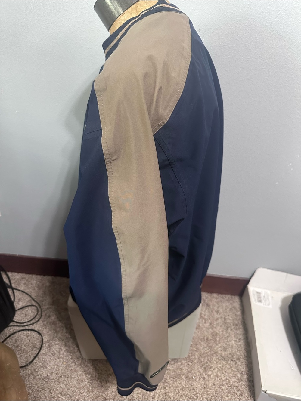 Nike Men's Navy and Taupe Pullover Windbreaker - Picture 2 of 5